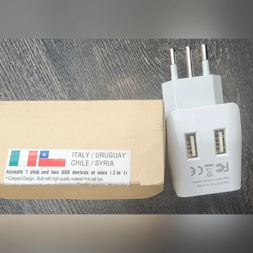 2 TRAVEL ADAPTERS Accepts 1 PLUG & 2 USB DEVICES ULTRA COMPACT